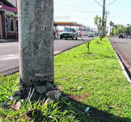 Poste na Rua 14 foi atingido por veículo em acidente; no detalhe pode-se ver buraco no solo
