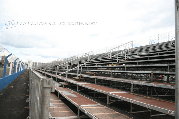 Deste 2006, arquibancadas tubulares são instaladas em um dos estádios de RC. Neste ano, foram colocadas no Schmidtão