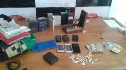 Autoridades localizaram com os acusados pinos de cocaína e pedras de crack, além de roupas com etiquetas possivelmente trocadas com drogas