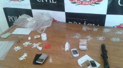 Na operação foram apreendidos pinos de cocaína, maconha, munição, dinheiro e balança digital