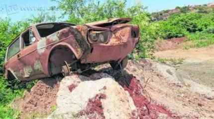 Veículo abandonado está sobre um monte de terra na APP
