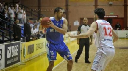 O ala/pivô Mosso foi o nome do jogo com um duplo-duplo, anotando 31 pontos e 11 rebotes (Foto: Brito Júnior/Divulgação)