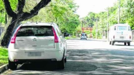 A RUA NÃO TEM DONO: os guardadores de carros agem em vários locais, como, por exemplo, na Rua 2 na Vila Operária