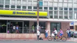 Movimento de clientes em agência bancária na Rua 3 no Centro de Rio Claro. GCM se prepara para fazer patrulhas ostensivas