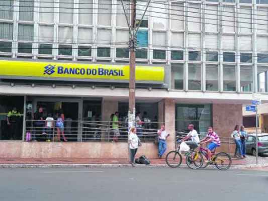 Movimento de clientes em agência bancária na Rua 3 no Centro de Rio Claro. GCM se prepara para fazer patrulhas ostensivas