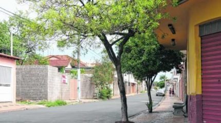 O rapaz foi executado após sair de um bar. Ele teria se envolvido em discussão com um casal