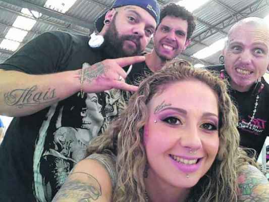 Thais Helena Zanello e Rodrigo Zanello com Thiago e Bruno (Camarão). Campanha dos tatuadores irá beneficiar crianças