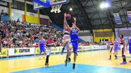 CONFRONTO: o time do RC Basquete animado, com as últimas vitórias, vai para cima do seu adversário no jogo desta sexta
