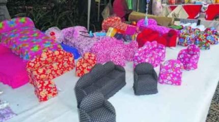 Consumidores que passam pelo Jardim Público desde segunda-feira (15) podem conferir feira de artesanato. Os preços são os mais variados, assim como os artigos oferecidos