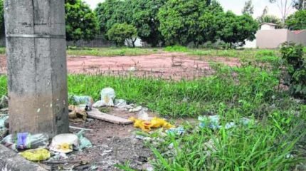Moradora do bairro Cervezão denuncia lixo que vem sendo depositado em terreno na Rua M-7, entre avenidas M-19 e M-21