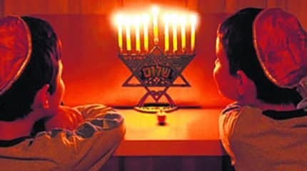 Entre as datas no calendário judaico, o Chanucá é cultuado nas sinagogas e, também, nas casas das famílias praticantes