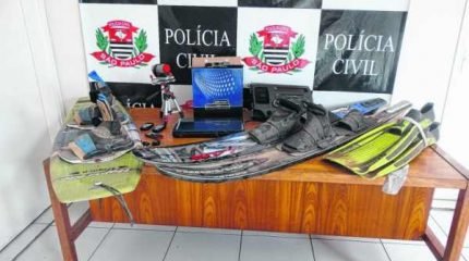 Objetos encontrados pelas autoridades dentro da casa