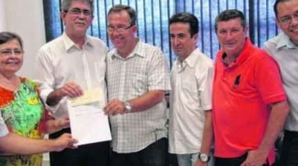 Agnelo Matos (PT) entrega cheque com valores repassados pela prefeitura à Câmara como resultado de economia
