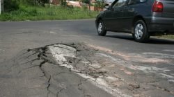 POR CONTA PRÓPRIA: moradores de três condomínios dividem as despesas com asfalto de um dos acessos da SP-316 à zona sul de RC, na região da Rua 9