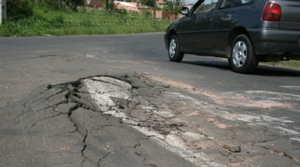 POR CONTA PRÓPRIA: moradores de três condomínios dividem as despesas com asfalto de um dos acessos da SP-316 à zona sul de RC, na região da Rua 9