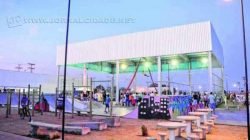 As duas quadras de esportes do CEU estão sempre ocupadas para a prática de futebol de salão e vôlei, além da pista de skate