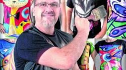 O artista rio-clarense posa ao lado de suas novas ‘obras’: coleção está disponível em site