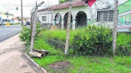 Mato alto toma o entorno do antigo Centro de Voluntariado. Prefeitura diz que corte da vegetação consta da programação