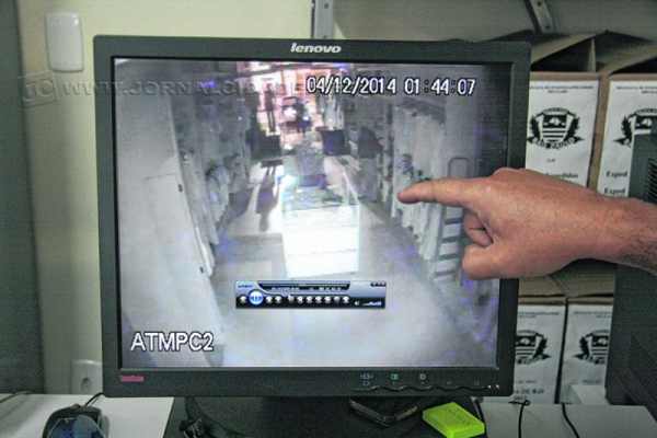 Câmeras de vídeo de loja em Poços de Caldas (MG) capturaram a ação de bandidos