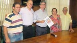 1º Plano Municipal de Economia Solidária, entregue ao prefeito Du Altimari no paço municipal