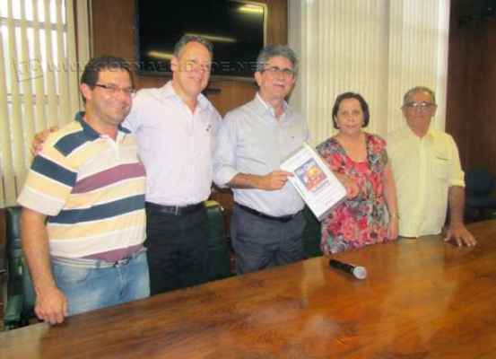 1º Plano Municipal de Economia Solidária, entregue ao prefeito Du Altimari no paço municipal