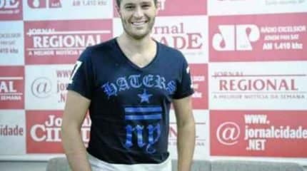 O cantor e apresentador Pedro Leonardo