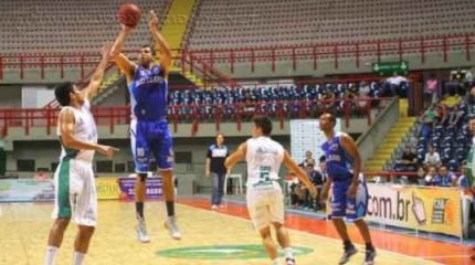 Em partida equilibrada, Basquete Cearense tem melhor desempenho no final do jogo (Foto: Tatiana Fortes/O Povo)