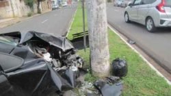 Um dos veículos envolvidos na colisão bateu contra poste na Rua 14. Impacto provocou sérios danos no automóvel