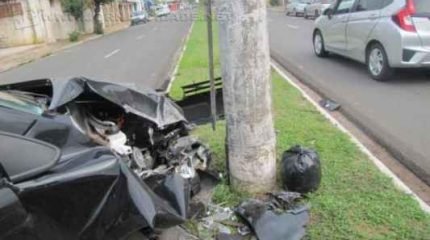 Um dos veículos envolvidos na colisão bateu contra poste na Rua 14. Impacto provocou sérios danos no automóvel