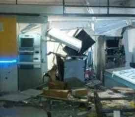 Parte do teto da agência desabou, ferros retorcidos e vários vidros quebrados fazem parte do cenário de destruição (Foto: Rogério Cesar Cezario)