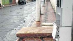 Em uma das laterais do Cemitério Municipal, a reportagem flagrou móveis ao longo da calçada em quatro pontos distintos