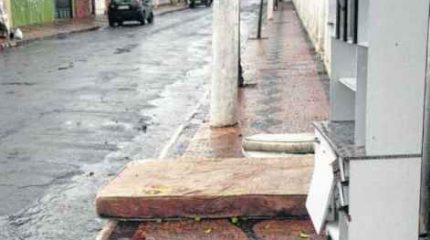 Em uma das laterais do Cemitério Municipal, a reportagem flagrou móveis ao longo da calçada em quatro pontos distintos