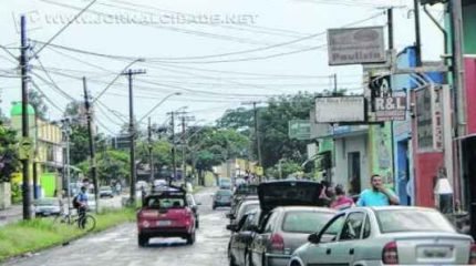 Consumidores caminham pela Rua 3, na região central de Rio Claro, para compras de Natal