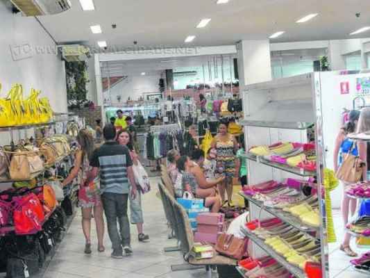 Consumidores aproveitaram folga para trocar presentes e fazer novas compras no comércio