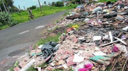 Lixo e entulho estão espalhados na área, que sofre com o descarte incorreto. O problema é crônico, uma vez que a limpeza é feita e não é mantida em seguida