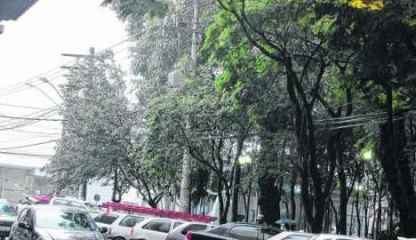 Luminária acesa na Rua 4, região central de Rio Claro, na tarde dessa terça-feira (23)