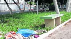 Praça requer melhorias em calçadas. Pertences de andarilhos também podem ser vistos no espaço público