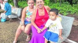 Benedita Aparecida dos Santos e os netos no Jardim Público de Rio Claro