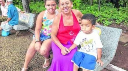 Benedita Aparecida dos Santos e os netos no Jardim Público de Rio Claro
