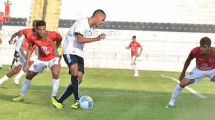Rubro-Verde teve as melhores oportunidades, mas o Rio Branco soube aproveitar e marcou seu gol (Foto: Sanderson Barbarini)