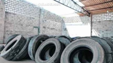 SITUAÇÃO DE RISCO: parte do telhado do galpão que serve como depósito para pneus foi danificada por um temporal