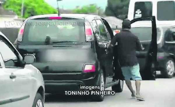 Cinegrafista flagra dupla tentando assaltar turistas de Rio Claro
