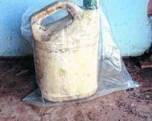 Líquido desconhecido foi armazenado num galão e levado para o aterro sanitário