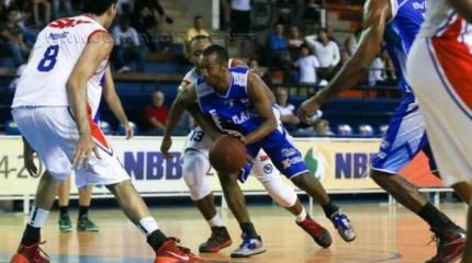O armador Eric Tatu foi o cestinha e principal jogador de RC e marcou 20 pontos no jogo (Foto: Ricardo Bufolin/Esporte Clube Pinheiros)