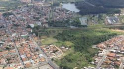A foto aérea indica as áreas por onde deverá passar a avenida dupla, ligando a Vila Cianelli à Vila Monte Alegre