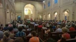 Fieis durante realização da última missa do Padre Ronaldo na Matriz, em Rio Claro