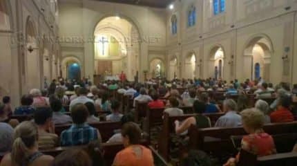 Fieis durante realização da última missa do Padre Ronaldo na Matriz, em Rio Claro