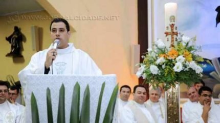 O pároco Walterlei recebeu título de Cidadão Itirapinense (Foto: Facebook)