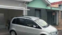 Foto revela que parte do carro caiu em buraco no asfalto (Foto: Vitorio Mundini)