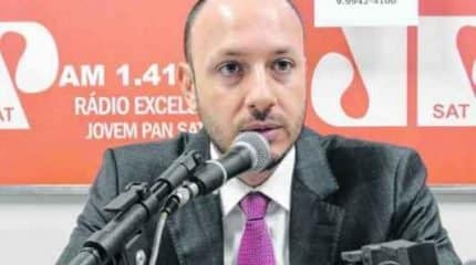 O secretário de Negócios Jurídicos, Gustavo Perissinotto, no estúdio da Rádio Excelsior JP